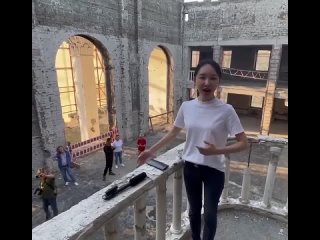 Видео с “Катюшей“ в исполнении китайской певицы Ван Фан в стенах отстраивающегося Мариупольского театра посмотрели в разных исто
