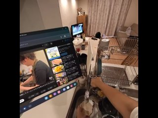 🕶 Quest 3 VR-шлем нашел свое предназначение: развлекаться на YouTube во время уборки посуды (видео)