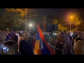 Армяне скандируют матом оскорбляя наших лидеров.