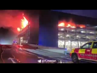 Десятки машин сгорели в лондонском аэропорту Лутон из-за крупного пожара на стоянке
