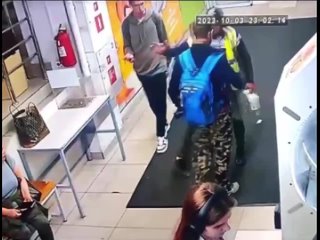 Во Владивостоке двое покупателей устроили махач в магазине, а в итоге оказались избитыми
охранниками-мигрантами