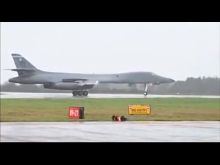 ⭐️Un par de porta misiles de largo alcance B-1B Lancer de la Fuerza Aérea de EEUU🇺🇸 Volaron hoy en la región del Báltico, despeg