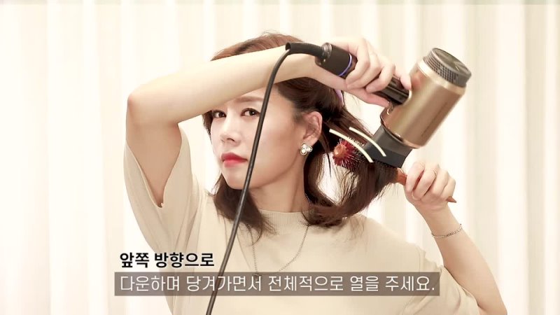 MASTER KWAN마스터 콴 - How to selfstyle Korean women’s layered cut blow dry using roll brush medium layer ｜ master kwan