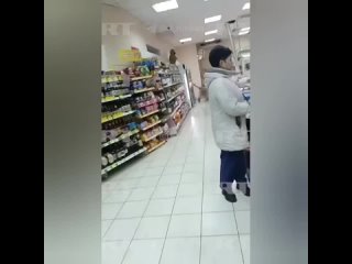 Наркоман разгуливает голым в супермаркете
