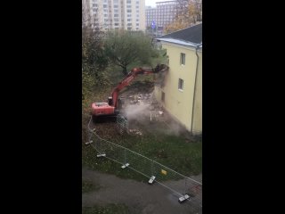 Тут были чьи-то квартиры. Прямо сейчас в центре Минска сносят трехэтажку ради линии метро.
