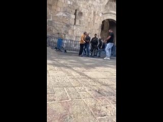 ◾More footage of today Israeli security forces preventing Muslim worshipers to attend Al Aqsa Mosque