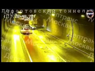 Оторвало кабину_ бетономешалка снесла несколько легковушек в Лефортовском тоннеле в Москве