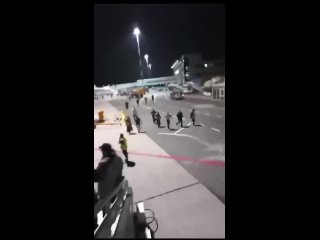 Толпа дагестанцев ищет израильтян в аэропорту Махачкалы