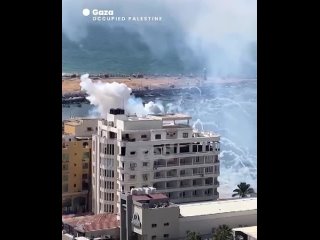 🇮🇱🇵🇸 Israeli artillerymen continue to fire incendiary ammunition at the Gaza Strip. The video shows the moment of arrival at the