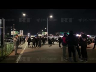 Люди понемногу расходятся, покидая территорию аэропорта Уйташ в Махачкале, передаёт корр RT