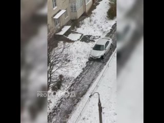 Camry попала в ДТП во дворе и проехала по пешеходной дорожке