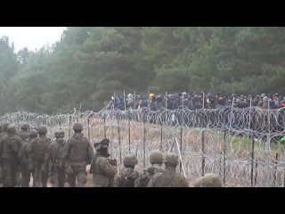️Des migrants prennent d’assaut la frontière polonaise - le ministère polonais de la Défense en accuse la Biélorussie et la Russ