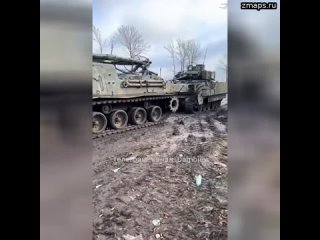 Эвакуация еще одной подбитой под Авдеевкой  украинской БМП M2A2 Bradley американского производства.