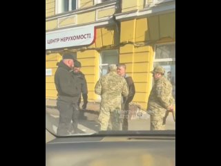 От “могилизации“ не убежишь: украинские военкомы теперь ловят “уклонистов“ с охраной