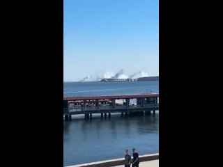 ⚡️Очевидцы выкладывают кадры с дымом на Крымском мосту

По официальным данным, движение автотранспорта закрыто.