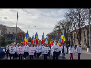В Кишиневе сотни сторонников оппозиционной партии “Шанс“ и запрещенной властями партии “Шор“ устроили пикет возле здания Центриз