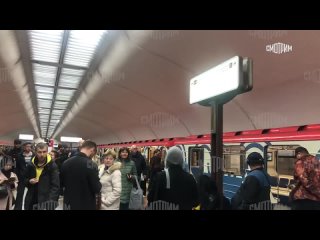 Обстановка на станции метро “Люблино“ после столкновения двух поездов. Туда прибыл поезд, простоявший больше получаса в перегоне
