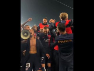 Футболисты “ПСЖ“ слишком беззаботно праздновали победу над “Марселем“, оскорбляя соперниковв