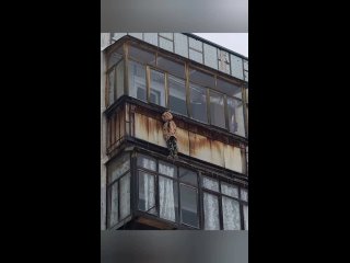 В Северодвинске спасателям поступил звонок с сообщением о том, что “ребенок висит на балконе“