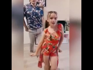 Папа учит танцевать свою красавицу