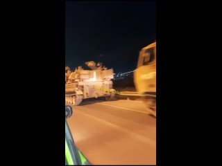 🇮🇱 🇱🇧🇵🇸 Otro video de artillería auto propulsado ha sido captado en camino a la frontera de Israel con El Líbano