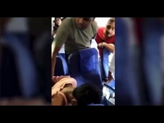 ️ Пассажир с депрессией в Индии попытался открыть дверь и выпрыгнуть из самолёта в воздухе