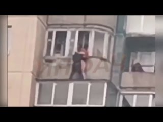 Полуголая рыжая девушка попыталась спрыгнуть с 15 этажа в Петербурге.