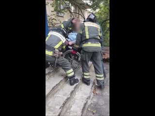 Донецкие спасатели транспортировали мужчину с избыточным весом в карету скорой помощи