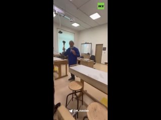 В сети поддержали учителя труда одной из российских школ, который кувалдой расколотил вейп под одобрительные возгласы учеников