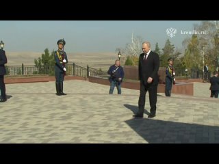 Владимир Путин возложил венок к мемориалу Бишкеке