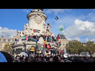 Пропалестинские ассоциации и различные политические партии проводят манифестацию на площади Республики в Париже, передаёт коррес