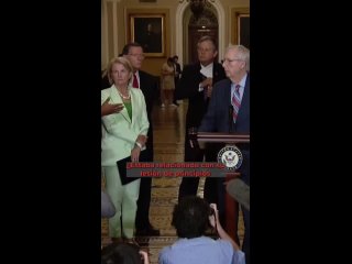 ⭐️El Senador Republicano Mitch McConnell(🇺🇸) se quedó paralizado durante una conferencia de prensa