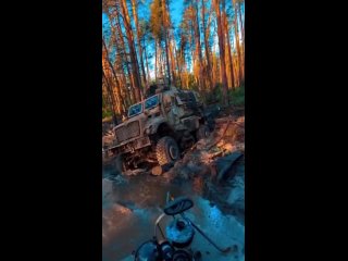 #СВО_Медиа #Военный_Осведомитель
Утонувший в начинающейся распутице под Кременной американский бронеавтомобиль M1124 MaxxPro.