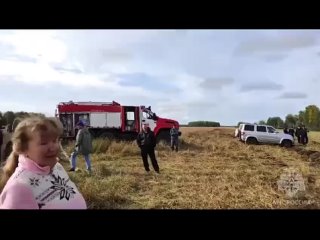 видео с места экстренной посадки пассажирского самолета в поле в Новосибирской области