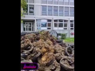 ️French farmers dumped tires, manure and garbage in front of government buildings in Pau and Bayonne to protest rising prices