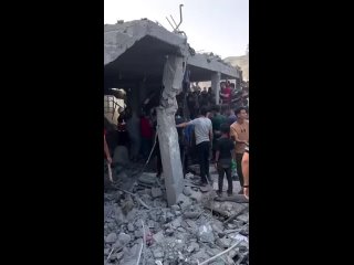 ⚠️⚠️⚠️⚠️⚠️⚠️ Раненых извлекают из-под завалов жилых домов, разрушенных израильской авиацией во время ее ночных налетов на сектор