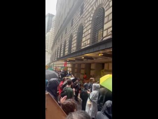Экоактивисты заблокировали входы в здание Федеральной резервной системы в центре Манхэттена в Нью-Йорке.