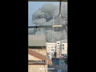 Огромный столб дыма и пепла после атаки Израиля, предположительно, сняли в секторе Газа этим утром
