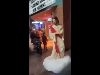 Мужик в костюме Иисуса и облачка ездит по городу и раздаёт хлеб бездомным