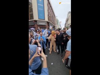 🇦🇷  Llegan los primeros simpatizantes de Javier Milei al búnker de La Libertad Avanza en el Hotel Libertador, en la ciudad de Bu