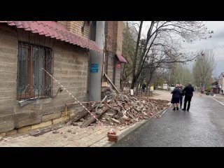 Городские службы Донецка убирают последствия террористического удара по центру труда и соцзащиты…