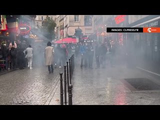 Район Шатле в Париже охвачен слезоточивым газом. Туристы и любители регби из ближайших баров не понимают, что происходит.