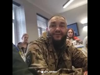 В сети расходится видео, на котором мужчина в военной форме рассказывает украинским женщинам о тяжёлой ситуации на фронте