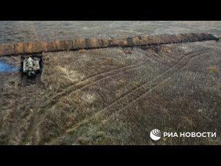 Саперы инженерных войск показали работу машин разграждения ИМР-3 в зоне СВО, за учениями наблюдал корреспондент РИА Новости