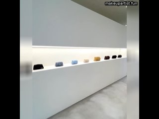 В Сеуле открылся идеальный магазин Jacquemus в форме сумки, где можно выпить кофе, купить цветы и, к