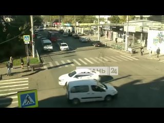⚡️Момент жесткой аварии со скорой в Краснодаре попал на камеру наблюдения.