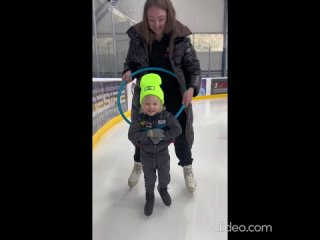 «Молодец, Арсюня! Иди до папы!»: Рудковская показала, как двухлетний сын Плющенко учится кататься на коньках