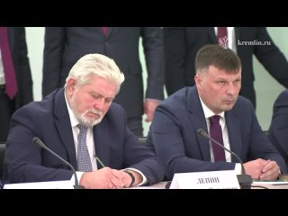 🇷🇺 Lors de la Journée des armuriers, le Président a tenu une réunion de la Commission militaro-industrielle à Ijevsk