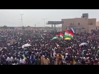 🇳🇪🇫🇷Miles de personas se han manifestado en la capital de Níger, Niamey, exigiendo la retirada de las bases francesas del país