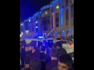 Дагестанский полицейский пристыжает ребят, празднующих победу дагестанских бойцов в UFC, в то время как в Палестине гибнут дети.